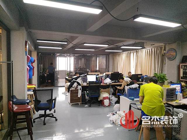 办公室国产免费叼嘿网站免费.jpg